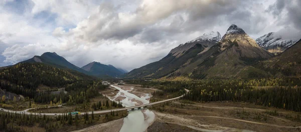 Vista Panorâmica Aérea Impressionante Uma Estrada Cênica Paisagem Montanhosa Canadense — Fotografia de Stock