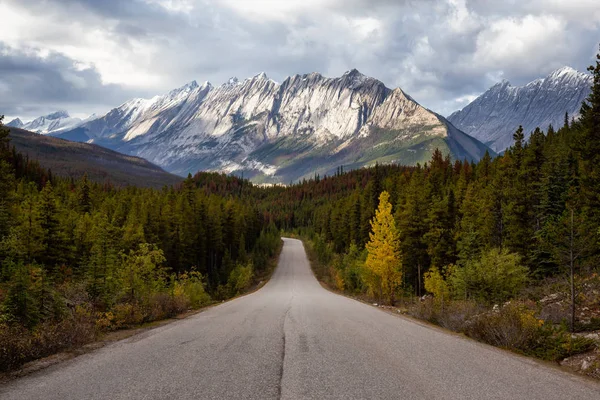 Bela Vista Uma Estrada Cênica Nas Montanhas Rochosas Canadenses Durante — Fotografia de Stock