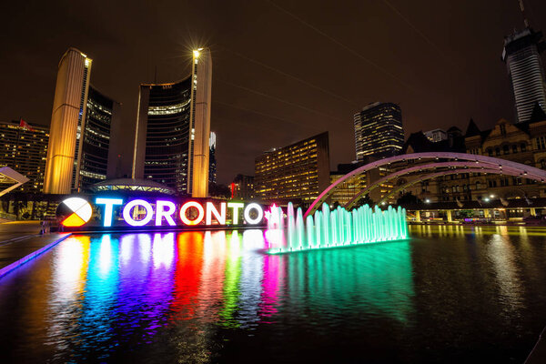 Торонто Сити Холл в центре города в ночное время. Находится в Онтарио, Канада
.