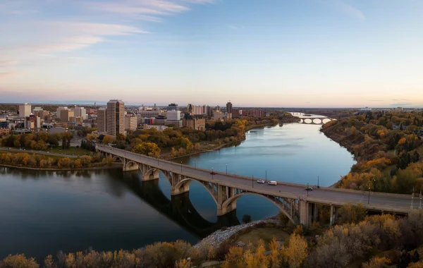 Sonbahar sezonu canlı bir gündoğumu sırasında Saskatchewan Nehri üzerinde gidiş bir köprü hava panoramik manzaralı. Saskatoon, Sk, Kanada'da alınan.