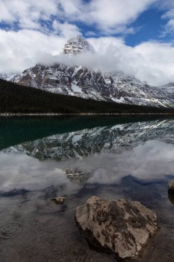 Bir bulutlu gün boyunca güzel Kanada Rocky Dağları manzara. Icefields Pkwy, Banff National Park, Alberta, Kanada içinde alınan.