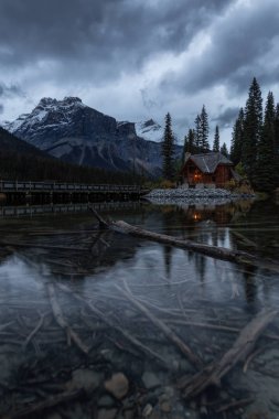Bir kabin içinde belgili tanımlık geçmiş bir buzul Gölü ile Kanada Rocky Dağları yakınındaki güzel manzarasına. Emerald Gölü, British Columbia, Kanada alınan.