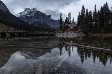 Bir kabin içinde belgili tanımlık geçmiş bir buzul Gölü ile Kanada Rocky Dağları yakınındaki güzel manzarasına. Emerald Gölü, British Columbia, Kanada alınan.