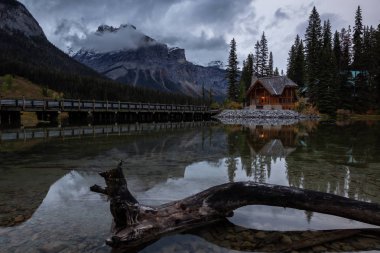 Bir kabin içinde belgili tanımlık geçmiş bir buzul Gölü ile Kanada Rocky Dağları yakınındaki güzel manzarasına. Emerald Gölü, British Columbia, Kanada alınan.