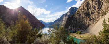Panoramik manzaralı Seton Gölü'nün canlı bir gün batımı sırasında. Lillooet, British Columbia, Kanada alınan.