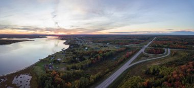 Hava panoramik bir otoyol kavşağı canlı bir gün batımı sırasında. New Brunswick, Kanada alınan.