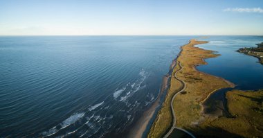 Atlantik Okyanusu kıyısında güzel bir kumsalı hava görünümünü. La Dune de Bouctouche, New Brunswick, Kanada'da alınan.