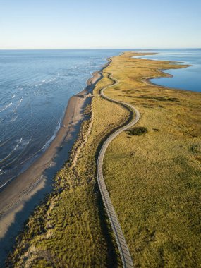 Atlantik Okyanusu kıyısında güzel bir kumsalı hava görünümünü. La Dune de Bouctouche, New Brunswick, Kanada'da alınan.