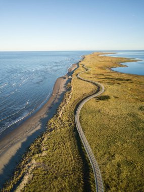 Atlantik Okyanusu kıyısında güzel bir kumsalı hava görünümünü. La Dune de Bouctouche, New Brunswick, Kanada'da alınan.