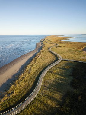 Atlantik Okyanusu kıyısında güzel bir kumsalı hava görünümünü. La Dune de Bouctouche, New Brunswick, Kanada'da alınan.