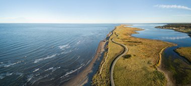 Hava panoramik Atlantik Okyanusu kıyısında güzel bir kumsalı. La Dune de Bouctouche, New Brunswick, Kanada'da alınan.