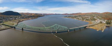 Pointe - la-Croix, Quebec, Campbellton, New Brunswick, Kanada için çalışır J.C. Van Horne Köprüsü'nün havadan panoramik görünümü.