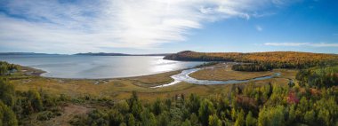 Güzel bir Kanada manzara sırasında hava panoramik renk sezon sonbahar. Pointe - la-Croix, Quebec, Kanada alınan.