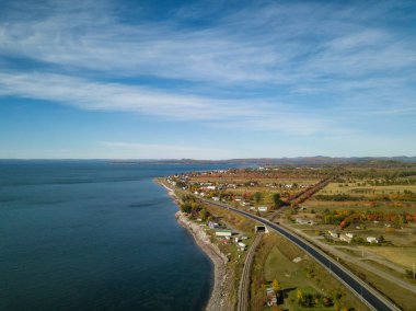 Bir güneşli sabah sırasında Atlantik Okyanusu kıyılarının havadan görünümü. Carleton, Quebec, Kanada alınan.
