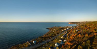 Hava panoramik bir güneşli sabah sırasında Atlantik Okyanusu kıyısında bir Beach yakınındaki konut evler. Gaskonların, Quebec, Kanada alınan.