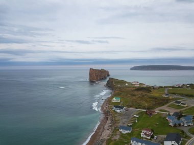 Bir bulutlu gün batımı sırasında Atlas Okyanusu kıyısında güzel bir modern şehrin havadan görünümü. Perc, Quebec, Kanada'da alınan.