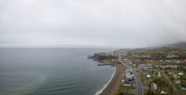 Hava panoramik bir bulutlu gün boyunca Atlantik Okyanusu kıyısında küçük bir kasaba. Grande-Valle, Qubec, Amerika Birleşik Devletleri alınan.