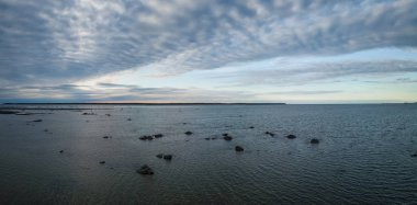 Buzlu hava panoramik görünüm Atlas Okyanusu kıyısında bir bulutlu gün batımı sırasında. Rimouski, Quebec, Kanada'da alınan.
