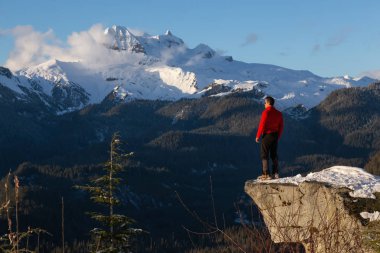 Maceracı adam güzel Kanada kış manzara parlak güneşli bir günde sırasında zevk. Kuzey Vancouver, Bc, Kanada Squamish, yakınındaki Watersprite Gölü için yürüyüşe geçen.