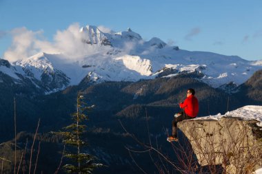 Maceracı adam güzel Kanada kış manzara parlak güneşli bir günde sırasında zevk. Kuzey Vancouver, Bc, Kanada Squamish, yakınındaki Watersprite Gölü için yürüyüşe geçen.