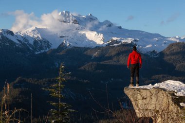 Maceracı adam güzel Kanada kış manzara parlak güneşli bir günde sırasında zevk. Kuzey Vancouver, Bc, Kanada Squamish, yakınındaki Watersprite Gölü için yürüyüşe geçen.