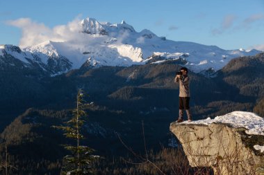 Maceracı adam güzel Kanada kış manzara parlak güneşli bir günde sırasında zevk. Kuzey Vancouver, Bc, Kanada Squamish, yakınındaki Watersprite Gölü için yürüyüşe geçen.