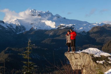 Maceracı adam güzel Kanada kış manzara parlak güneşli bir günde sırasında zevk. Kuzey Vancouver, Bc, Kanada Squamish, yakınındaki Watersprite Gölü için yürüyüşe geçen.