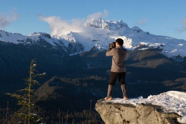 Maceracı adam güzel Kanada kış manzara parlak güneşli bir günde sırasında zevk. Kuzey Vancouver, Bc, Kanada Squamish, yakınındaki Watersprite Gölü için yürüyüşe geçen.