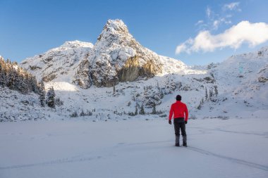 Maceracı adam güzel Kanada kış manzara parlak güneşli bir günde sırasında zevk. Watersprite Lake, Squamish, yakınındaki Kuzey Vancouver, Bc, Kanada çekilmiş.