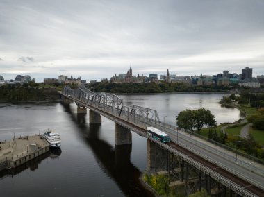 Hava panoramik Alexandra köprü Ottawa Nehri üzerinde Quebec Ontario için gidiyor. Hull, Gatineau, Quebec, Kanada alınan.