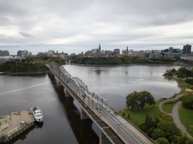 Hava panoramik Alexandra köprü Ottawa Nehri üzerinde Quebec Ontario için gidiyor. Hull, Gatineau, Quebec, Kanada alınan.