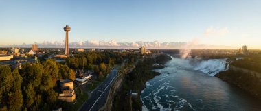 Güzel hava panoramik Niagara Falls canlı gün doğumu sırasında. Toronto, Ontario, Kanada bulunan.