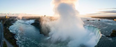 Güzel hava panoramik Niagara Falls canlı gün doğumu sırasında. Toronto, Ontario, Kanada bulunan.