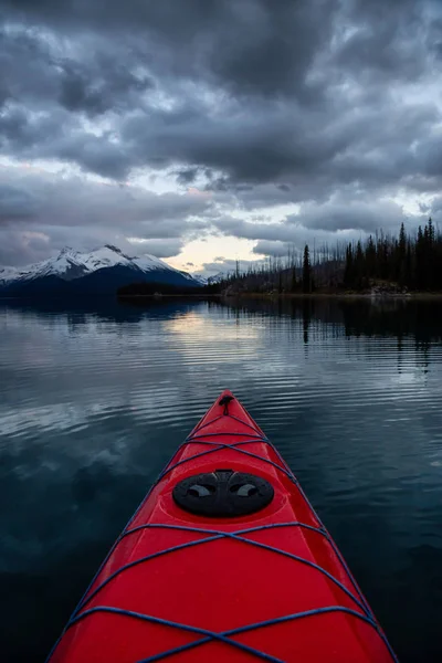 Kayak Dans Lac Glacier Calme Paisible Lors Coucher Soleil Nuageux — Photo