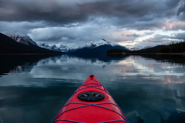 Paddla Kajak Fredlig Och Lugn Glacier Lake Pulserande Grumlig Solnedgång — Stockfoto