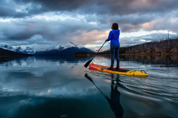 Meisje Paddle Boarding Een Vredige Rustige Gletsjermeer Tijdens Een Levendige — Stockfoto