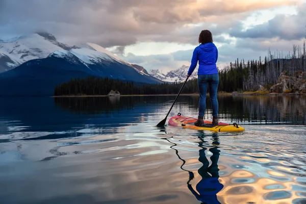 Mädchen Paddeln Einem Friedlichen Und Ruhigen Gletschersee Während Eines Pulsierenden — Stockfoto