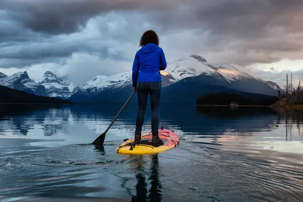 Menina Paddle Embarque Lago Geleira Pacífica Calma Durante Pôr Sol — Fotografia de Stock