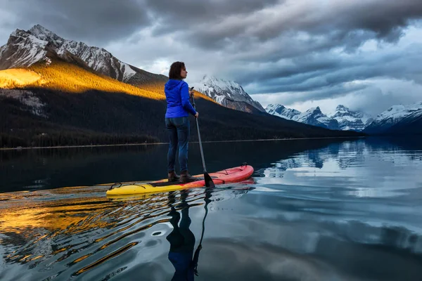 Meisje Paddle Boarding Een Vredige Rustige Gletsjermeer Tijdens Een Levendige — Stockfoto