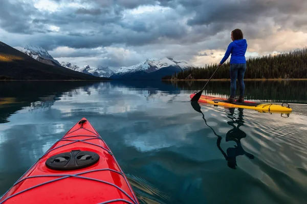 Caiaque Lago Geleira Pacífica Calma Durante Pôr Sol Nublado Vibrante — Fotografia de Stock