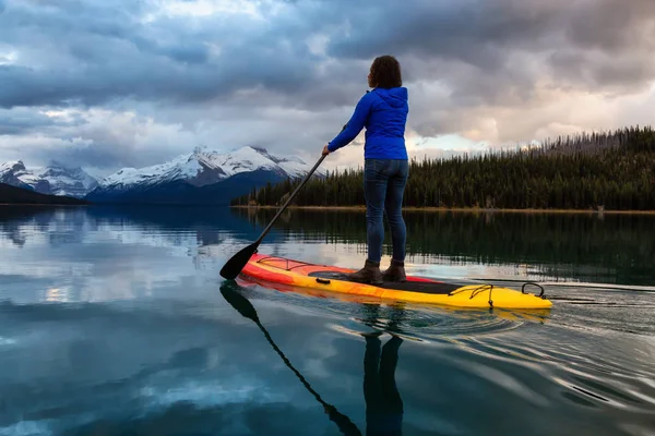 Menina Paddle Embarque Lago Geleira Pacífica Calma Durante Pôr Sol — Fotografia de Stock