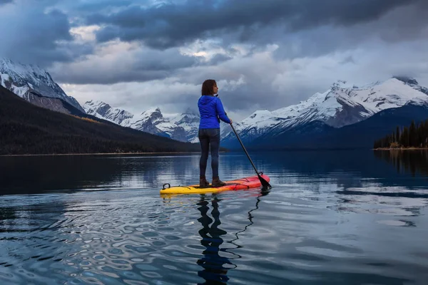 Meisje Paddle Boarding Een Vredige Rustige Gletsjermeer Tijdens Een Levendige — Stockfoto