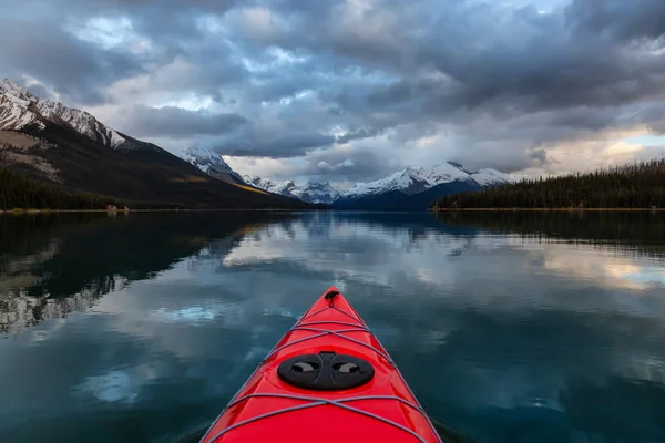 Kayak Tranquilo Tranquilo Lago Glaciar Durante Una Vibrante Puesta Sol —  Fotos de Stock