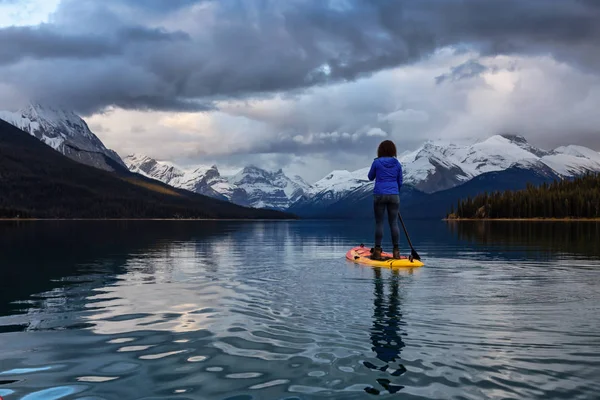 Mädchen Paddeln Einem Friedlichen Und Ruhigen Gletschersee Während Eines Pulsierenden — Stockfoto