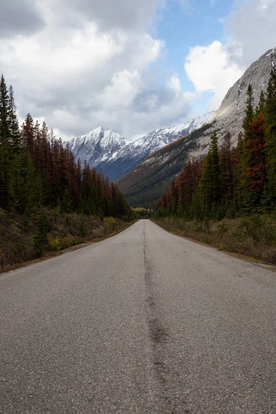 Όμορφη Θέα Από Ένα Γραφικό Δρόμο Στον Καναδικό Βραχώδη Όρη — Φωτογραφία Αρχείου