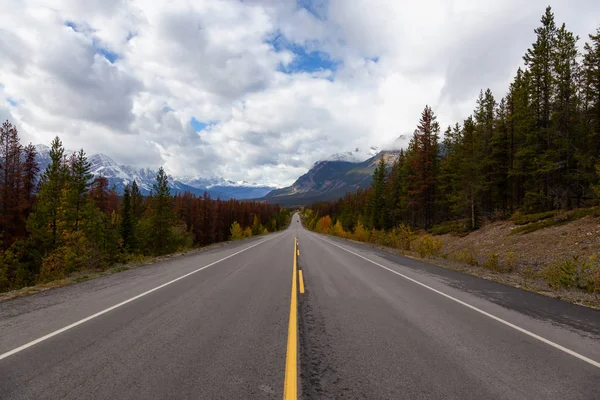 Hermosa Vista Una Carretera Panorámica Las Rocosas Canadienses Durante Temporada —  Fotos de Stock