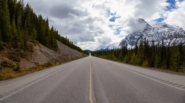 Hermosa Vista Panorámica Una Carretera Panorámica Las Rocosas Canadienses Durante —  Fotos de Stock