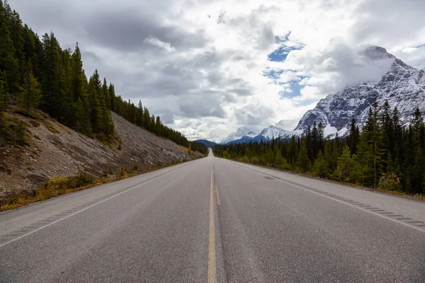 Hermosa Carretera Las Montañas Rocosas Canadienses Durante Temporada Otoño Tomado —  Fotos de Stock