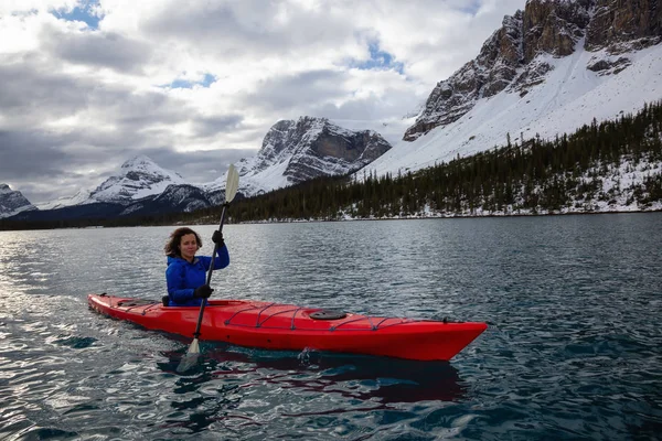 曇りの朝の間にカナダのロッキー山脈に囲まれた氷河湖でカヤック冒険少女 ボウ湖 バンフ アルバータ州 カナダで撮影 — ストック写真
