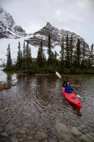 Menina Aventurosa Caiaque Lago Geleira Cercado Pelas Montanhas Rochosas Canadenses — Fotografia de Stock